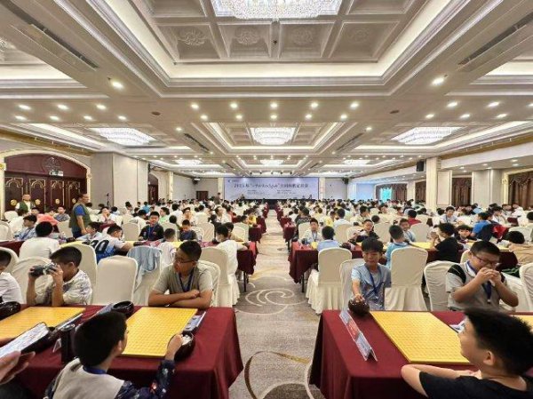 小明围棋机器东说念主杯宇宙定段赛：少年男人组56东说念主进复赛